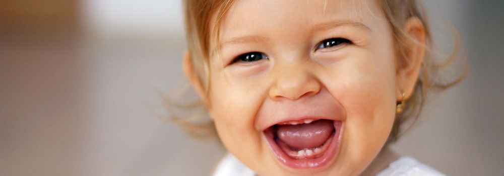 bébé sourit