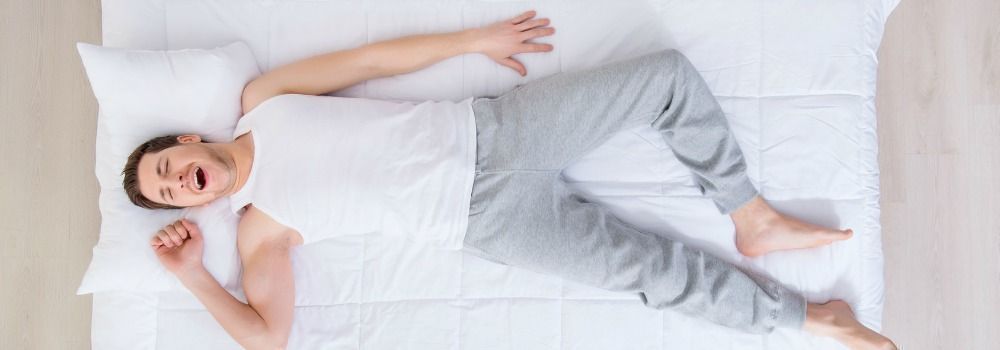 Homme dormant sur un matelas propre